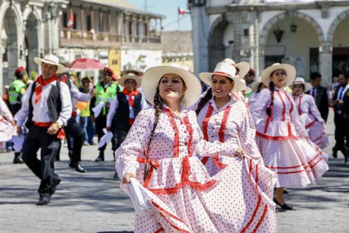 Música y danzas arequipeñas dan la bienvenida a visitantes